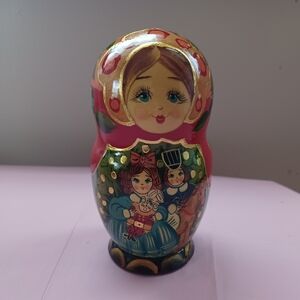 NESTING DOLLS 5 INCLUDED IN 1. 6" HEIGHT.